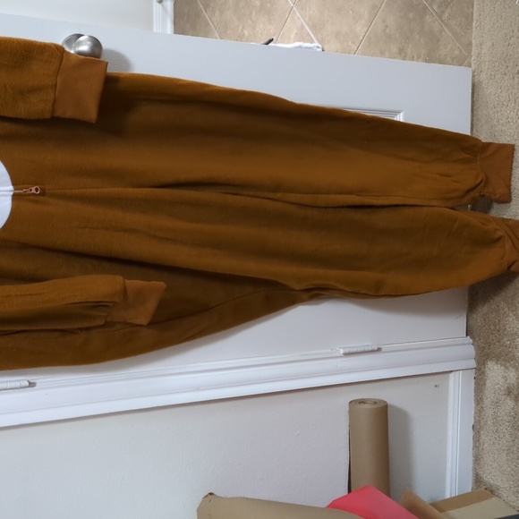 Buc-ee's Beaver Onesie L/XL - Picture 2 of 6